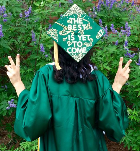 Graduation Cap Designs Green And Gold, Graduation Green Cap And Gown, Green Graduation Cap Ideas, Green Cap Decoration Graduation, Green Graduation Gown And Cap, Green Cap And Gown Graduation Outfits, Green Graduation Cap Designs, Green Grad Cap Ideas, Green Cap And Gown