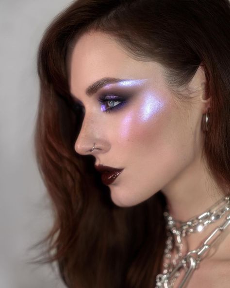 Purple Eyeshadow Makeup, Eyeshadow Makeup Looks, Cyberpunk Makeup, Iridescent Makeup, Holographic Highlighter, Eyeshadow Designs, Holographic Makeup, Maquillage On Fleek, Space Makeup