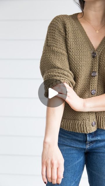 Crochet Moss Stitch Cardigan, Crochet Linen Stitch Sweater, Crochet Cardigan Free, Crochet Wearables, Baby Cardigan Pattern, Crochet Baby Cardigan, Linen Stitch, Crochet Things, Sweater Crochet