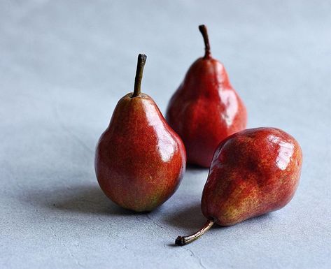 Red Anjou Pears are pretty much exactly like Green Anjou Pears, but they are the striking and glorious rusty red color. Reason enough to buy them since they make simply gorgeous table decorations, as well as delicious snacks. Pear Varieties In Pictures (Plus Recipes!) Photo: Aparna Balasubramanian/Getty Images Filling Foods, Abdominal Fat Loss, No Time Like The Present, Diets That Work, Filling Food, New Habits, Help Losing Weight, Eat Smart, Diet Help