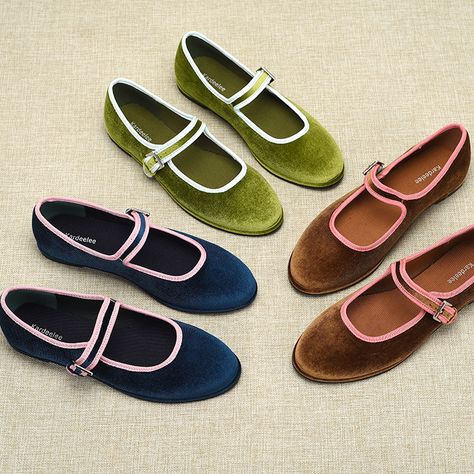 Style Flats, Velvet Flats, Shoes Green, Stunning Shoes, Mary Jane Shoes Womens, Casual Chic Outfit, Jane Shoes, Spanish Style, Mary Jane Shoes