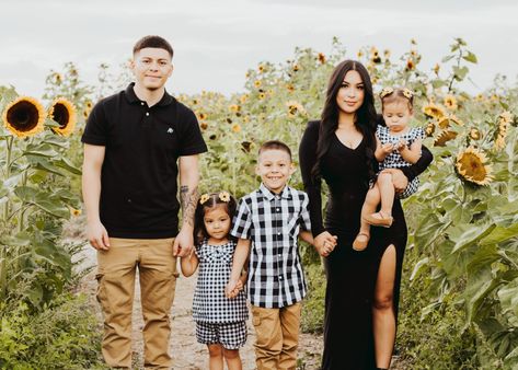 Sunflower Pictures Photography Outfits, Family Photos In Sunflower Field, Sunflower Family Photos, Sunflower Family Pictures Outfits, Family Sunflower Photoshoot, Sunflower Field Photoshoot Family, Sunflower Family Pictures, Sunflower Pics, Sunflower Field Pictures