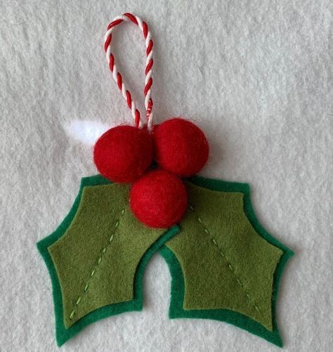 Felt Holly, Diy Felt Christmas Ornaments, Săpunuri Handmade, Baby Mobil, Felt Crafts Christmas, Holly Christmas, Felt Christmas Decorations, Felt Ornament, Felt Christmas Tree