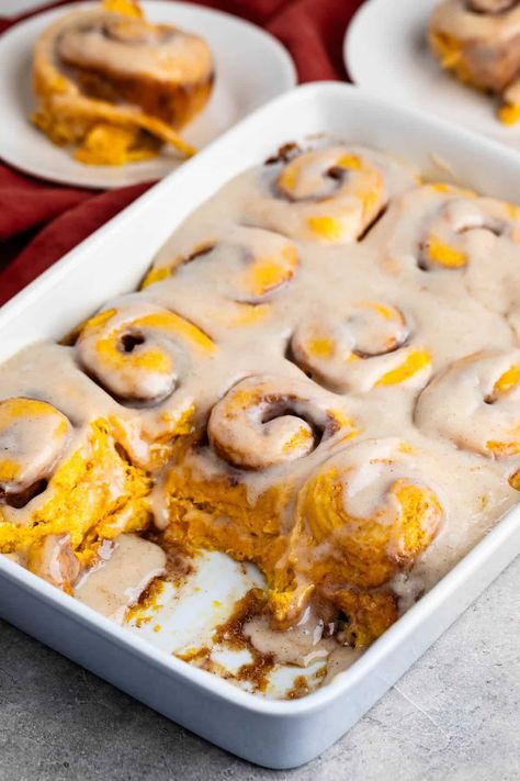 Pumpkin Cinnamon Rolls Pumpkin Pie Desserts, Fluffy Yeast Rolls, Pumpkin Pie Cinnamon Rolls, Cinnamon Rolls Pumpkin, Pumpkin Flavored Desserts, Types Of Cinnamon, Fall Pumpkin Recipes, Cinnabon Recipe, Best Cinnamon Roll Recipe