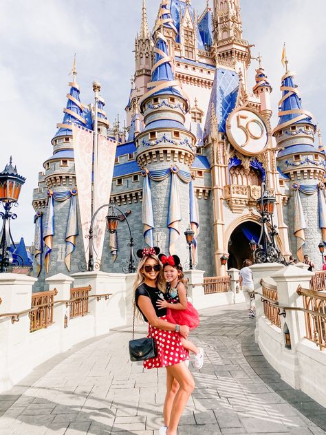 Disney Outfits Women October, Mom And Daughter Disney Outfits, Mommy And Me Disney Outfits, Disney Mom Outfit, Disneyland Outfits Women, Disney World Outfit Ideas, Outfits Disneyland, Disneyland Outfit Ideas, Disneyworld Outfits