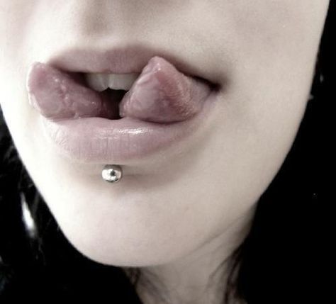 tongue split Emo Tongue Piercing, Percinings Tongue, Two Tongue Piercings, Triple Tongue Piercing, Tounge Split In Half, Split Tongue Aesthetic, Tongue Split, Forked Tongue, Split Tongue