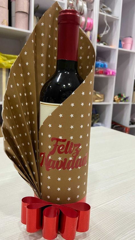 Arreglos con Globos Balloons on Instagram: "Hoy te enseñamos cómo envolver una botella en casa!!!" Business Ideas For Women Startups, Wine Bottle Crafts Christmas, Wine Wrap, Wrapped Wine Bottles, Gifts Wrapping Diy, Christmas Door Wreaths, Bottle Wrapping, Bottle Box, Navidad Diy