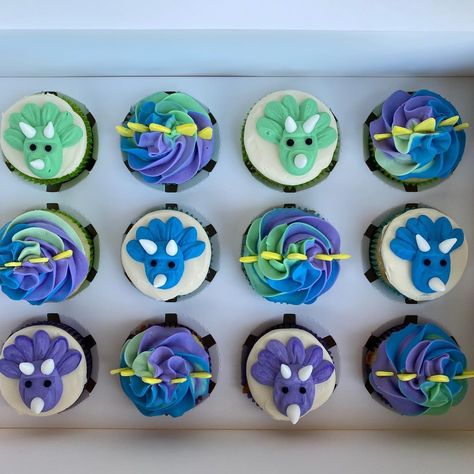 3 Rex Birthday Cupcakes, Cute Dino Cupcakes, Buttercream Dinosaur Cupcakes, Dinasour Dessert Ideas, Dinasour Birthday Cupcake Ideas, Dinosaurs Cupcakes Ideas, Easy Dino Cupcakes, Dino Themed Cupcakes, Three Rex Birthday Cupcakes