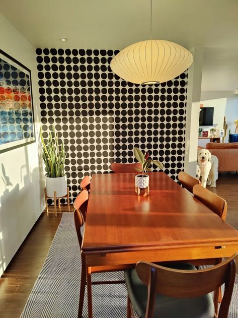 Wallpaper Dining Room Ideas Accent Wall, Mid Century Mod Dining Room, Mid Mod Dining Room, Mid Century Wallpaper Accent Wall, Accent Wallpaper Living Room, Mid Century Dining Room Ideas, Wallpaper Kitchen Accent Wall, Wallpaper Accent Wall Dining Room, Black And White Midcentury Modern