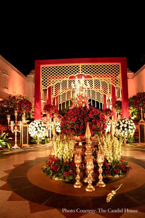 Encapsulating the beauty of regal Indian splendor, this couple’s classic red and white wedding mandap will inspire you! - WeddingSutra White Wedding Mandap, Red Wedding Decorations Elegant, Wedding Entry Decor, Entry Arch, Royal Indian Wedding, Red And White Wedding, Amazing Wedding Ideas, Indian Wedding Theme, Mandap Design