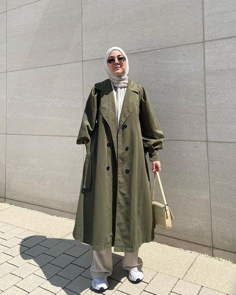 Abaya With Jacket Hijab Outfit, Hijab Trench Coat, Winter Outfits Hijab 2024, Trench Coat Hijab Outfit, Abaya With Jacket, Trench Coat Outfit Hijab, Brown Outfit Hijab, Green Trench Coat Outfit, Coat Style Abaya