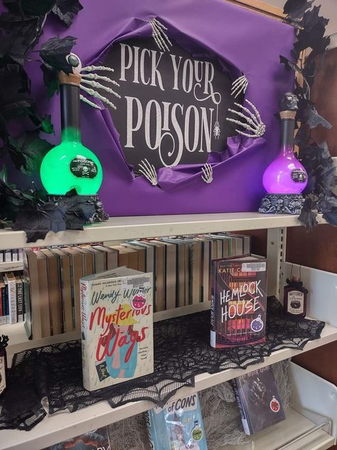 Horror Library Display, Classroom Library Set Up, Halloween Library Displays, Library Halloween, Halloween Library, School Library Bulletin Boards, Haunted Library, Fall Displays, School Library Decor