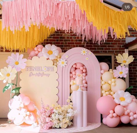 Daisy Backdrop Party Ideas, Daisy Flower Birthday Party Ideas, Daisy Party Theme, Daisy Themed Birthday Party, Kids Party Planner, Flower Birthday Party, Baby Birthday Decorations, Daisy Party, Unicorn Themed Birthday Party