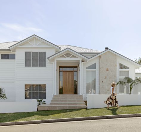 Weatherboard House Exterior, Coastal Exterior House Colors, White Exterior House, White Weatherboard House, Hamptons Exterior, Coastal House Exterior, Coastal Facade, Coastal Home Exterior, Sophisticated Coastal