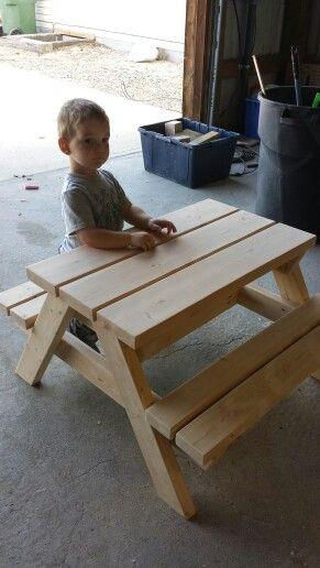 Kids sized picnic table. So cute! Wooden Picnic Tables Diy, Kid Picnic Table, Diy Kids Picnic Table, Kids Picnic Table Plans, Diy Wooden Table, Car Picnic, Diy Kids Table, Wooden Chair Plans, Wood Pallet Recycling