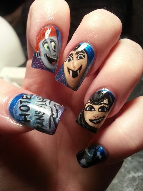 Hotel Transylvania. ..left hand Hotel Transylvania Party, Cartoon Nails, Hotel Transylvania, Halloween Nail, Halloween Nail Art, Funky Nails, Nails Ideas, Dracula, Halloween Nails