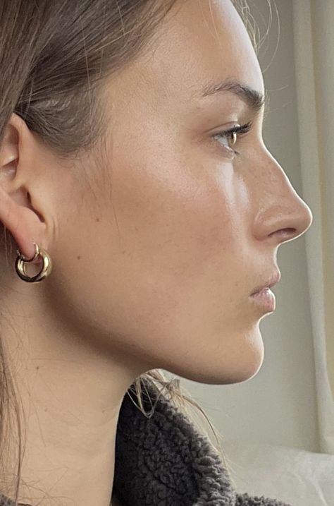 Roman Noses Women, Side Profile Upturned Nose, Long Neck Model, Noses With A Bump, Bumpy Nose Aesthetic, Models With Hooked Noses, Bump Nose Bridge, Hooked Nose Aesthetic, Sunken Eyes Aesthetic