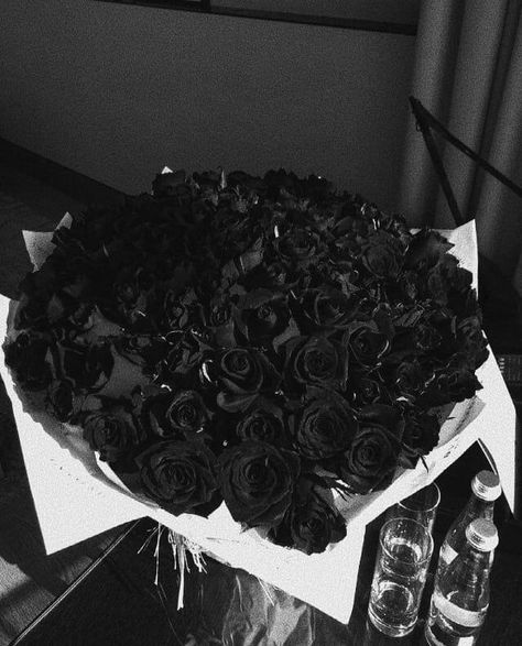 Black Flowers Bouquet, Black Rose Bouquet, Dark Wedding Theme, Black Bouquet, Black Rose Flower, Luxury Flower Bouquets, Image Swag, Dark Wedding, Rosé Aesthetic