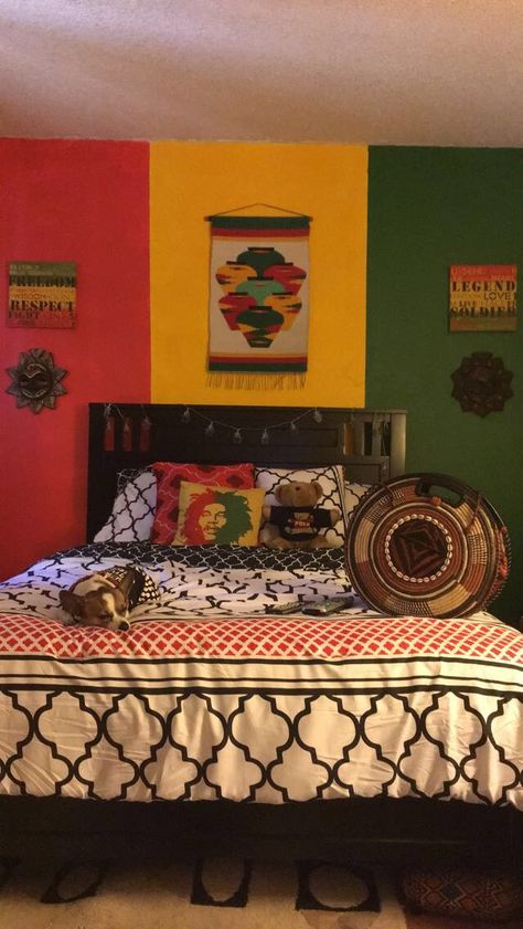 My Rasta reggae room. One love vibes Reggae Room Aesthetic, Bob Marley Bedroom Ideas, Rasta Livity, Reggae Room Ideas, Rasta Bedroom Ideas, Jamaican Home Decor, Jamaica Home Decor, Comfy Cozy Home, Bohemian Bedroom Design