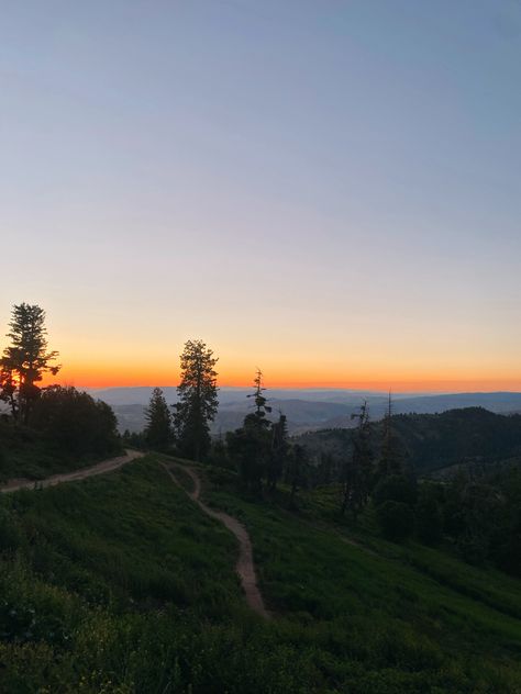 Boise Idaho Sunset #boiseidaho #mountains #sunset #mountainsunset #hiking #idaho #idahohikes Boise Idaho Aesthetic, Hiking Idaho, Idaho Aesthetic, Wallace Idaho, Moscow Idaho, Idaho City, Mountains Sunset, American States, Sun Valley Idaho