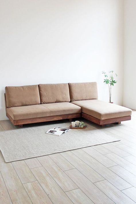 Japanese Sectional Sofa, Platform Sofa Diy, Built In Sofa With Storage, Japanese Sofa Design, Couch Minimalist, Sofa Sala, Low Couch, Low Furniture, Japanese Sofa