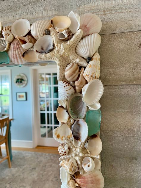 Seashells Mirror Frame, Frame Shells Diy, Cute Beach Decor, Seashell Mirror Frame, Broken Shells Ideas, Seashell Mirror Diy, Shell Mirror Diy, Sea Bedroom Decor, Shell Mirror Frame