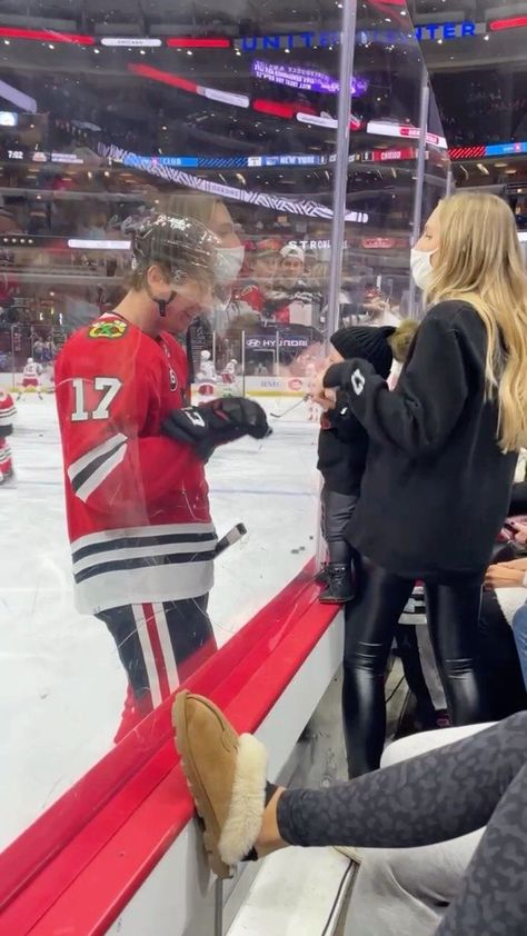 Hockey Couple Aesthetic, Nhl Wife, Hockey Couple, Hockey Bf, Hockey Boyfriend, Hockey Game Outfit, Campus Aesthetic, Hockey Wife, Hockey Girlfriend