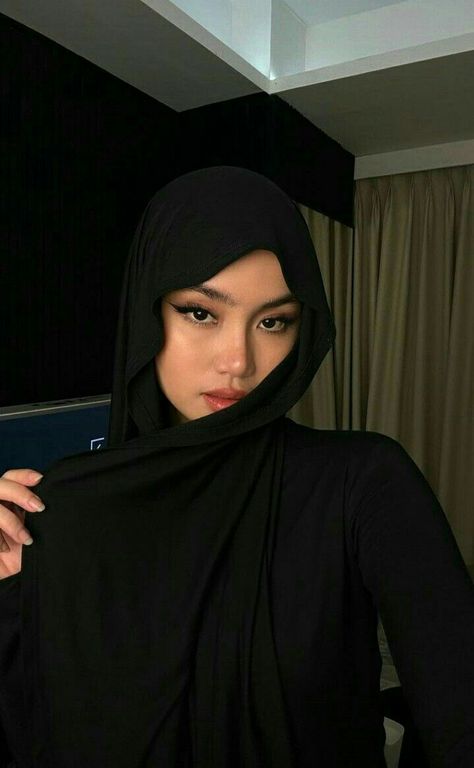 Dark Hijabi Aesthetic, Hijabi Selfie, Nazeera Ibrahim, Hijab Turban Style, Hijab Makeup, Simple Hijab Tutorial, Stylish Outfits Casual, Ootd Poses, Black Hijab