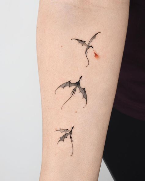 45 Cute Small Tattoo Ideas to Inspire You Dragon Tattoo Simple, Baby Dragon Tattoos, Cute Dragon Tattoo, Tattoos 2022, Small Dragon Tattoos, Bookish Tattoos, Dragon Tattoo For Women, Omerta Tattoo, Fantasy Tattoos