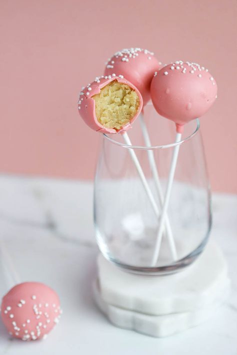 cake pop recipe with candy melts Cake Pops Starbucks, Cake Pop Prices, Cinnamon Dolce Latte Recipe, Funfetti Cake Pops, Gluten Free Cake Pops, Cookie Dough Cake Pops, Starbucks Cake Pops, Cake Pop Recipe Easy, Diy Cake Pops