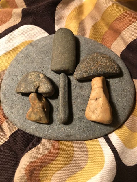 Found unaltered river stones turned into mushrooms. Made by Rebecca Cotreau Driftwood Mushroom Art, Flat Rock Art Ideas, River Rock Crafts Diy Projects, Outdoor Rock Display Ideas Diy, Rock Craft Ideas, Mushroom Pebble Art, Mushroom Rock Art, Polished Rock Crafts, Mushroom Rock Painting Ideas