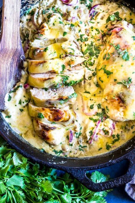 Keto Green Chile Chicken, Cast Iron Keto, Keto Chicken Recipes, Keto Green, Ketogenic Recipes Dinner, Chicken Keto, Green Chile Chicken, Chicken Skillet Recipes, Chicken Skillet