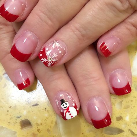 Get Classy Christmas Nail Art Designs This Year For A Festive Look! Crismas Nails, Festive Nails Christmas, Christmas Nail Designs Holiday, Simple Christmas Nails, Small Snowflakes, Nails Festive, Festive Holiday Nails, Christmas Simple, Nail Designs Ideas