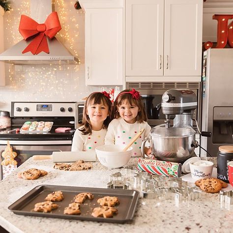 Christmas Photoshoot Kids, Diy Christmas Photoshoot, Christmas Pictures Kids, Christmas Instagram Pictures, Christmas Cookies Kids, Baby Christmas Photos, Holiday Mini Session, Xmas Photos, Family Christmas Pictures