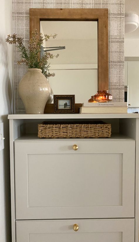 Styling Hallway, Small Entryway Decor Ideas, Contemporary Entryway Ideas, Small Entryway Decor, Entryway Storage Ideas, Small Apartment Entryway, Small Entry Tables, Tiny Entryway, Entrance Console Table