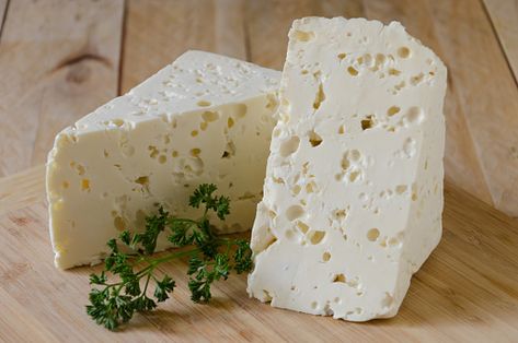 Cómo hacer QUESO FRESCO en casa con sólo TRES INGREDIENTES Queso Fresco Recipe, Making Cheese At Home, Cheese Making Process, Basque Food, Milk Curd, Cheese Making Recipes, Lean Cuisine, Serbian Recipes, Homemade Cheese