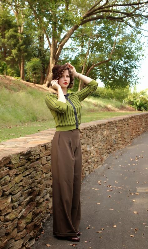 Vintage style- im not the biggest fan of pants but i think i could rock some 1930's high waisted trousers. 40s Mode, Casual Hats, Lindy Hop, 40s Fashion, Vintage Wardrobe, 1930s Fashion, Casual Hat, 1940s Fashion, Boho Vintage