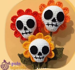 PATRONES AMIGURUMI GRATIS: PATRON GRATIS FLOR CALAVERA AMIGURUMI 71037 Halloween Amigurumi, Hallowen Ideas, Crochet Halloween, Christmas Dolls, Halloween Crochet, Dia De Muertos, Crochet Amigurumi, Amigurumi, Wallpapers