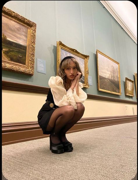 Art Gallery Photoshoot Aesthetic, Poses For Art Gallery, Photos In Museum Aesthetic, Museum Fits Winter, Museum Aesthetic Poses, Art Gallery Style Fashion, Museum Photoshoot Aesthetic, Businnes Woman Aesthetic, Art Exhibition Outfit Ideas Winter