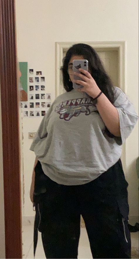 Band Tee Plus Size Outfits, School Outfits Highschool Plus Size, Plus Size Mirror Selfie, Oversized Tshirt Outfit Plus Size, Plus Size Teen Fashion, Plus Size Aesthetic Outfits, Chubby Girl Outfits, Plus Size Aesthetic, Curvy Casual Outfits