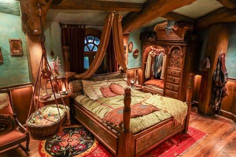 Proudfoot Tiny Home in Hobbiton, New Zealand Hobbit Decor Interior Design, Hobbitcore Home Decor, Hobbit House Aesthetic, Hobbit Bedroom, Hobbit House Interior, Hobbit Aesthetic, Hobbit Holes, Magical Bedroom, Tolkien Hobbit