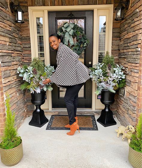 DIY Winter Planter with Evergreens and Faux Stems – Heart Inspired Designs by Dasia Winter Porch Pots, Front Porch Landscape, Winter Pots, Porch Pots, Pots Ideas, Winter Planters, Fall Container Gardens, Winter Door Decorations, Holiday Planter