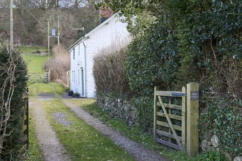 'Detailed Minimalism': A Designer's Bucolic Cottage in the Welsh Countryside - Remodelista Welsh Cottage, Welsh Countryside, Cottage Modern, Houses In France, Reclaimed Doors, Dry Stone Wall, Cottage Interior, Rural Retreats, Dry Stone