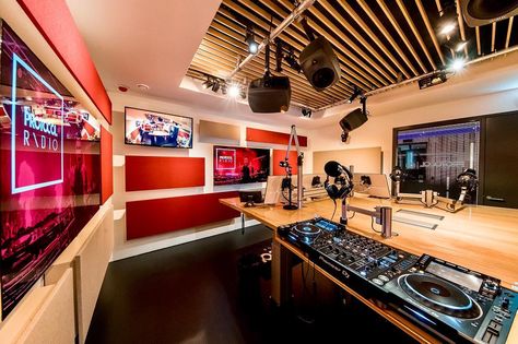 Protocol Radio Studio (Nicky Romero) - Nederland Radio Studio Interior Design, Radio Station Studio Design, Radio Studio Design, Music Studio Room Home, Radio Station Studio, Dj School, Radio Studio, Creative Office Space, Radio Design