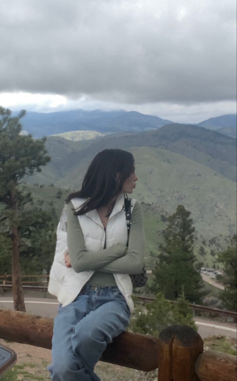 Mountain View Outfit, Pose For Mountain View, Mountain Picture Ideas, Mountain Outfits, Pretty View, Mountain Pictures, Mountain Outfit, Picture Inspiration, White Vest