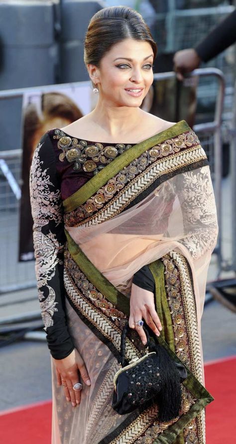 The use of Olive Green on this White net saree is brilliant! Boat Neck Blouse Pattern, Boat Neck Saree Blouse, Saree Blouse Styles, Boat Neck Blouse Design, Blouse Designs Catalogue, Sari Design, Pattu Saree Blouse Designs, Boat Neck Blouse, Indian Woman