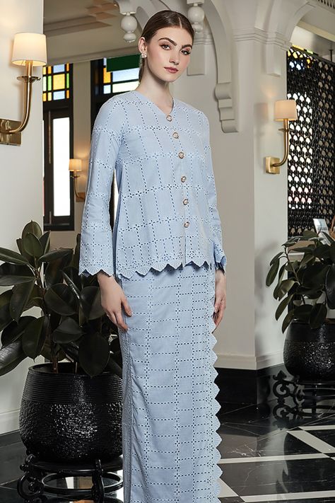 Made with quality fabrics for better experience, this kurung will be go perfectly for any occasion this season! Baju Kurung Moden Style 2024, Lace Baju Kurung Modern Design, Classic Baju Kurung, Dress Brokat Modern, Baju Kurung Moden, Kurung Moden, Traditional Dresses Designs, Modest Fashion Hijab, Cute Modest Outfits