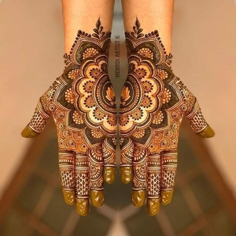 Mehndi Designs Front Hand Heavy, Mehendi Designs For Hands Traditional, Brother Wedding Mehndi Design, Heavy Mehndi Designs, Hina Mehndi, Motif Henna, Designer Mehendi, Engagement Mehendi, Karva Chauth Mehndi Designs