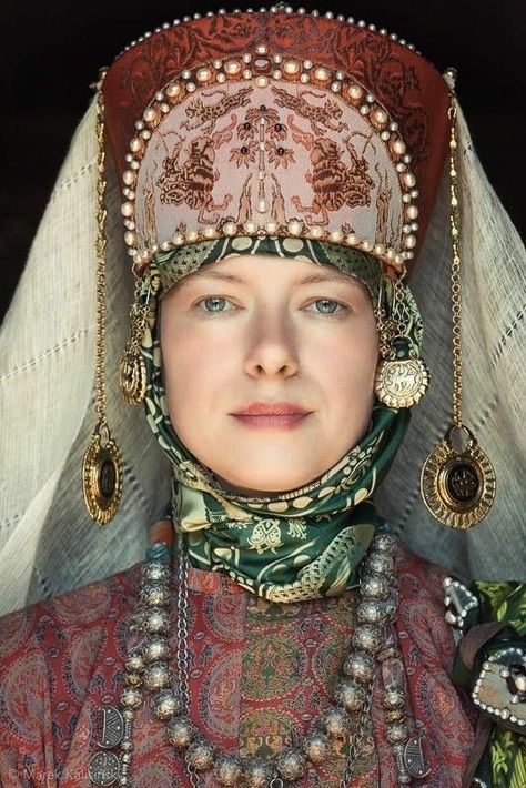 A Sorbian folk costume by Iwajla Klinke. Traditional costumes of boyars, russian medieval aristocrats 16th century. Slavic Headdress, Russian Headdress, Baba Jaga, Russian Clothing, Ethno Style, Russian Culture, Russian Woman, Red Room, Russian Folk