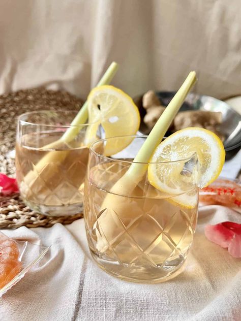 2 glasses of tea with lemongrass sticks and a slice of lemon on them. Lemongrass Tea Recipe, Lemongrass Drink, Asian Drinks, Flavored Waters, Teas Recipes, Asian Dinner, Thanksgiving Meals, Chinese New Year Food, Lemongrass Tea